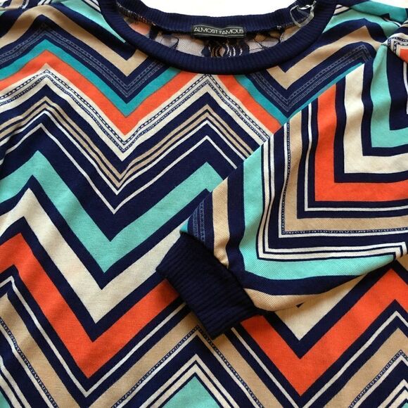 Almost famous blouse scoop neckline Large multi color zig-zag pattern 3/4 sleeve - Picture 5 of 7